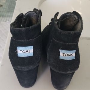 Tom's black wedges